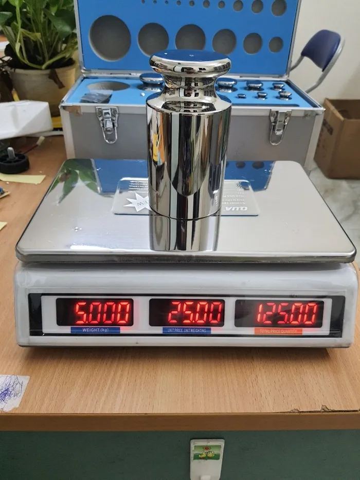 cân bàn 15kg giá rẻ QUA 810